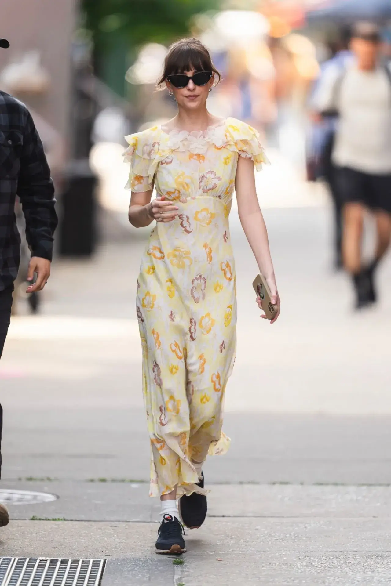 DAKOTA JOHNSON PICS ON THE SET OF MATERIALISTS IN NEW YORK 5